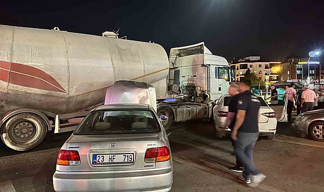 Elazığ&#039;da tankerle iki otomobil çarpıştı: 2 yaralı