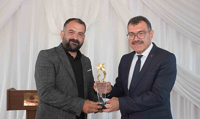 Elazığlı sanatçı yılın en iyi sanatçısı ve müzik bilim insanı ödülüne layık görüldü