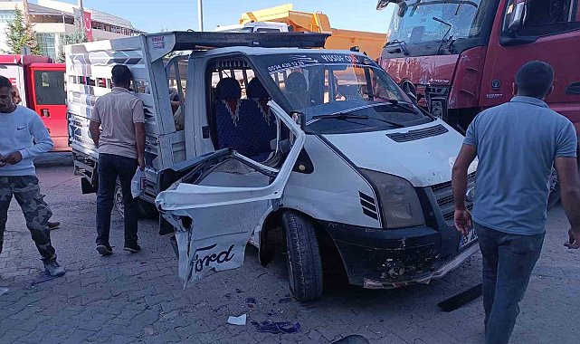 Erciş'te kamyonla kamyonet çarpıştı: 3 yaralı