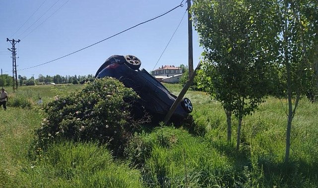 Erciş'te otomobil takla attı: 2 yaralı