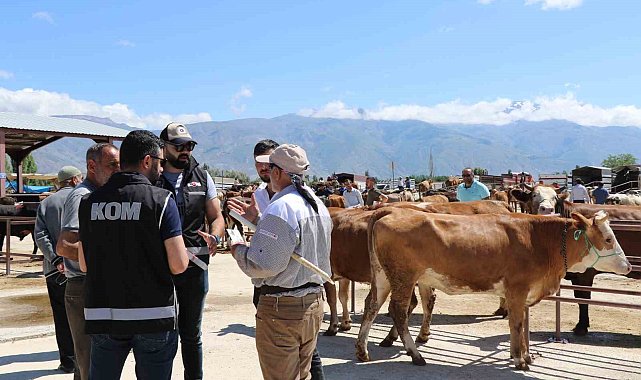 Erzincan polisinden kurban satıcılarına 'sahte para' uyarısı