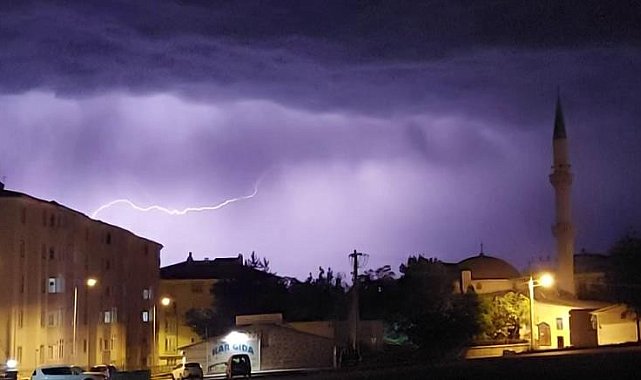 Erzurum'da şimşekler geceyi aydınlattı