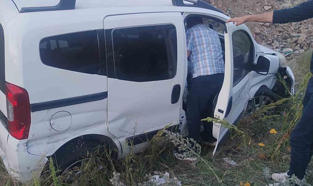 Hafif ticari araç kontrolden çıktı: 1 yaralı