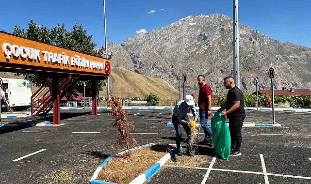 Hakkari&#039;deki parklarda temizlik çalışması sürüyor