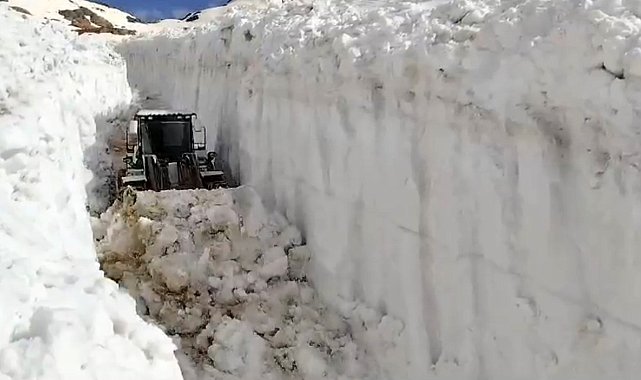 Haziran ayında 6 metreyi bulan karda yol açma çalışması