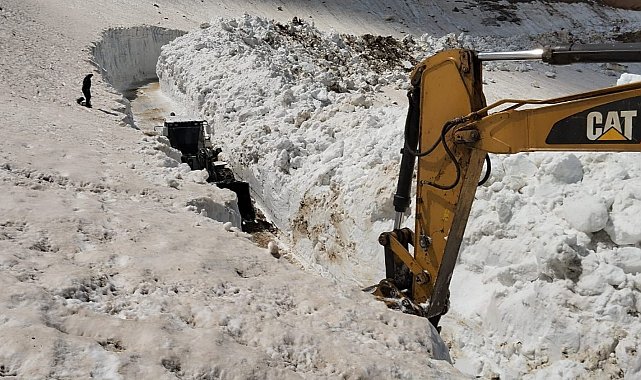 Haziran ayında 8 metreyi bulan karda yol açma çalışması