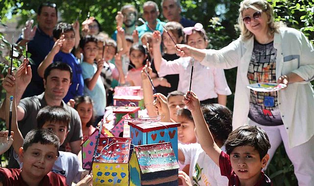 İlkokul öğrencileri sokak hayvanlarının yuvalarını onardı