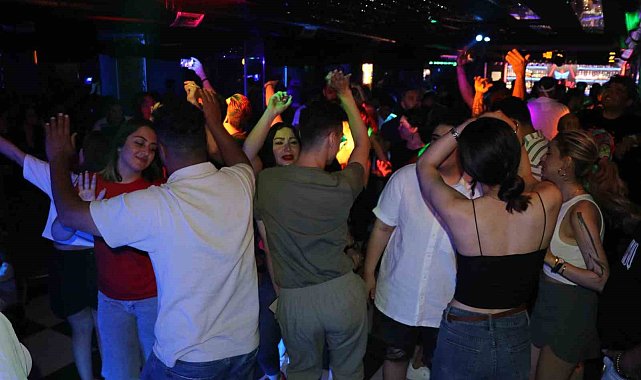 İranlı turistler Van'da gönüllerince eğleniyor