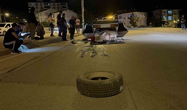 Kaldırıma çarpan otomobilin tekeri koptu, takla atıp ters yöne uçtu