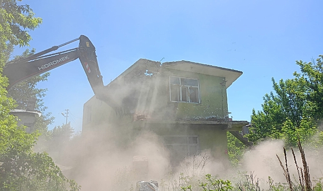 Kars metruk binalardan temizleniyor