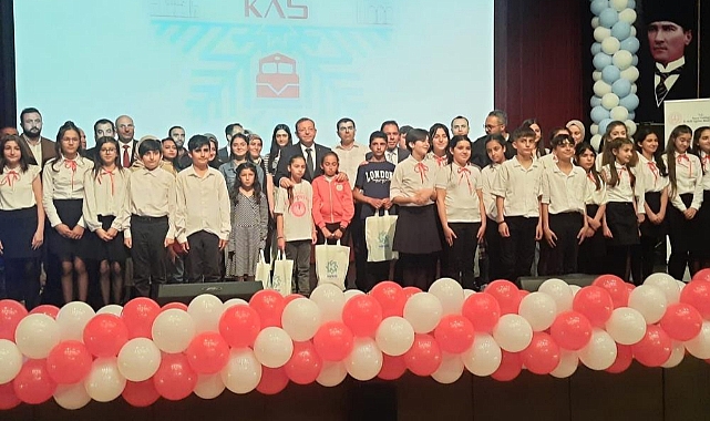 Kars'ta en çok kitap okuyan öğrenci ve velilere ödül verildi