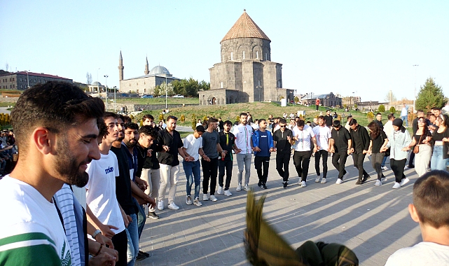 Kars’ta gençler eğleniyor