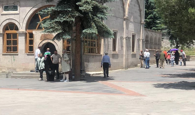 Kars'ta Harakani Türbesi'ne ziyaretçi akını