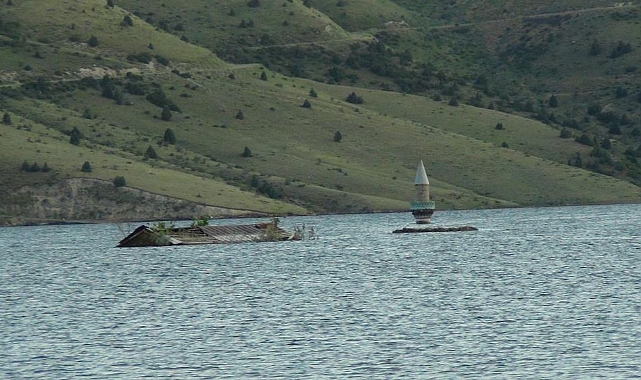 Kars'ta köy sular altında, minare dışarıda kaldı