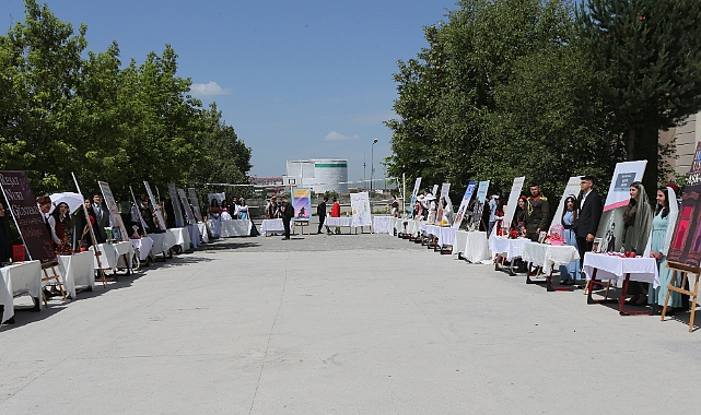 Kars'ta öğrenciler yıl boyu okudukları romanların karakterlerini canlandırdı