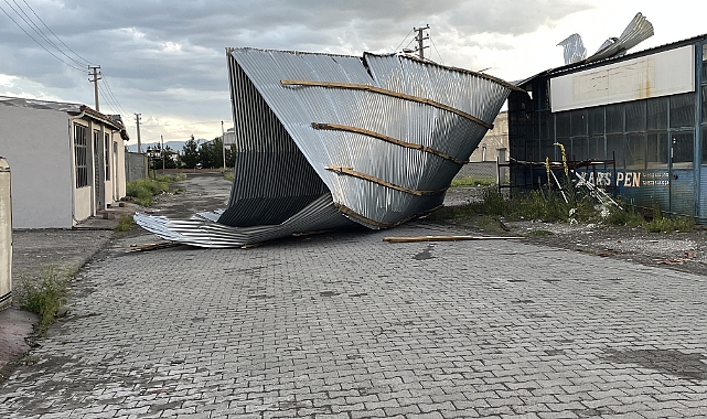 Kars'ta şiddetli rüzgar iş yerlerinin çatısını uçurdu