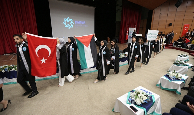 KAÜ öğrencilerinden mezuniyet töreninde Filistin'e destek