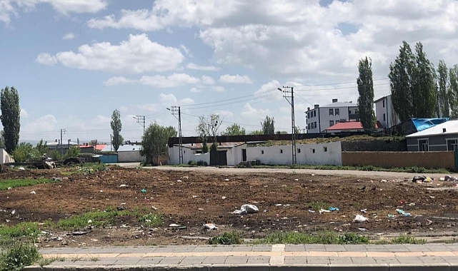Kars'ta yol kenarına dökülen gübreler insan sağlığını olumsuz etkiliyor
