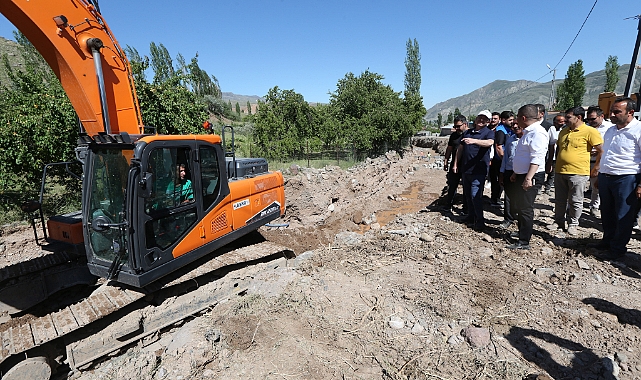 Kars Valisi Polat, selden etkilenen köylerde incelemelerde bulundu