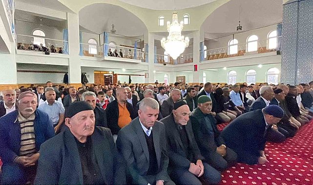 Kars'ta bayram namazında camiler doldu