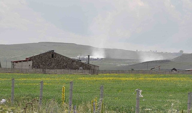 Kars'ta Karadağ çöplüğü yanıyor