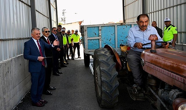 Malatya'da, traktör sürücülerine reflektör dağıtıldı