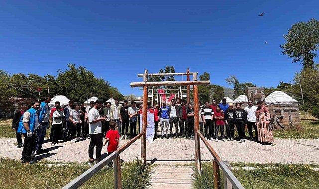 Muradiyeli gençler Van Gölü kıyısında çöp topladı