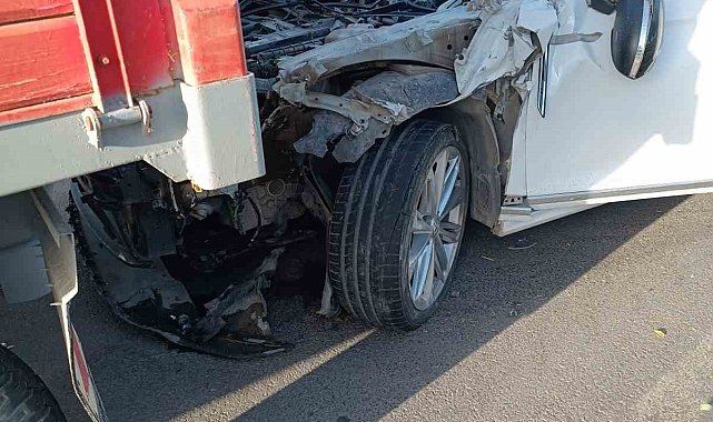 Muş'ta otomobil traktöre çarptı: 4 yaralı