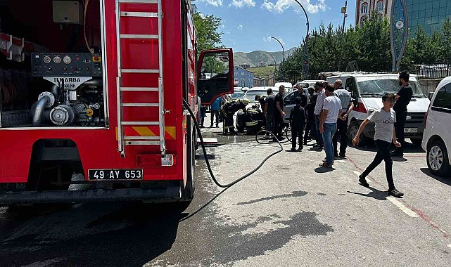 Muş'ta park halindeki araçta yangın çıktı
