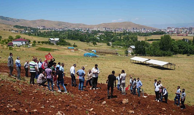 Muş'ta rüzgar enerji santrali inşaatı protesto edildi