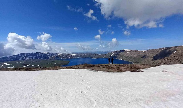 Nemrut Kalderası'nın bir yanı kar bir yanı bahar