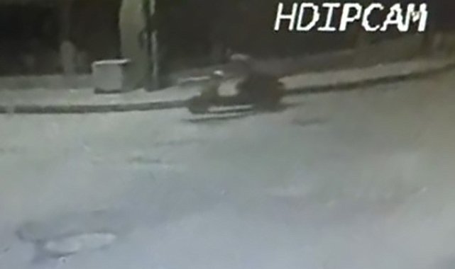 Önce etrafı kolaçan ettiler, ardından park halindeki motosikleti çaldılar