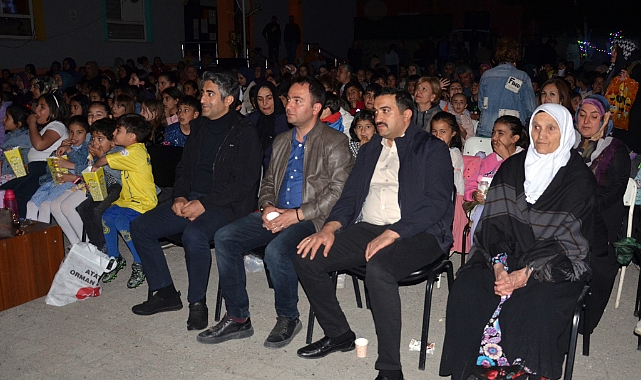 Sarıkamış'ta çocuklar açık hava sinemasında aileleriyle film izledi