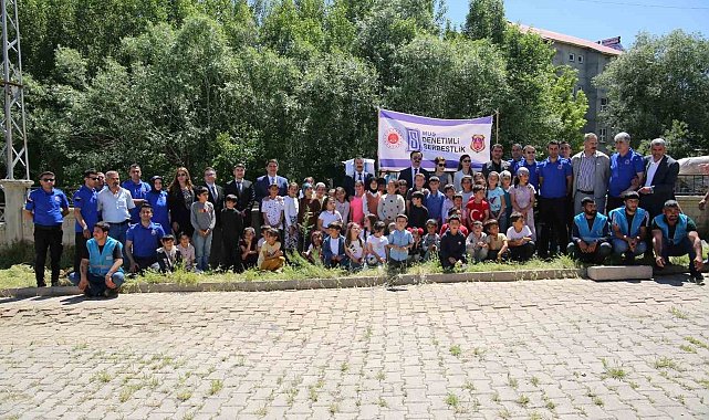 Savcı ve hakimler köy okulunda öğrencilerle fidan diktiler
