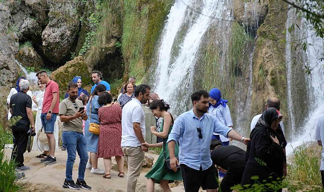Sıcaktan bunalanlar Girlevik Şelalesi&#039;nde serinliyor