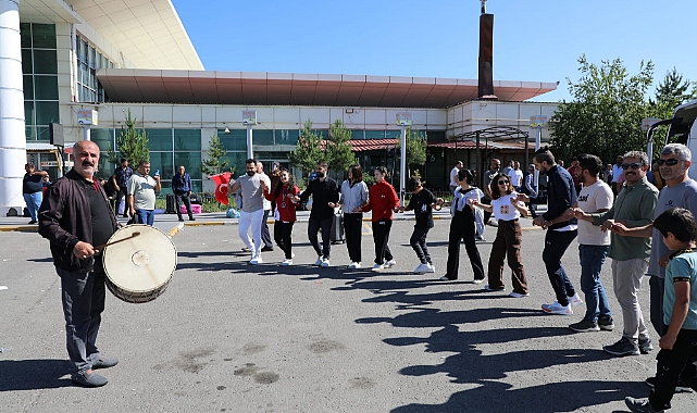 Sporcu Sibel Oruç, Ağrı'da halaylarla karşılandı