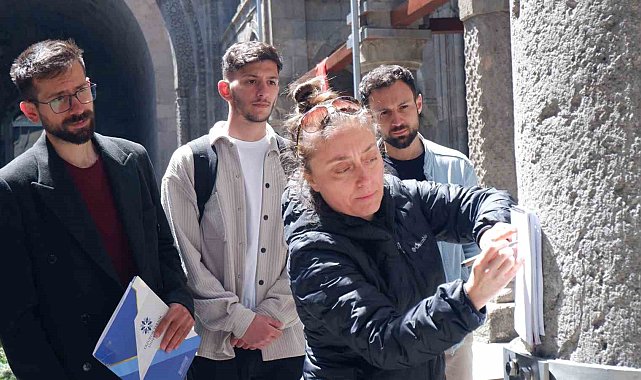 Tarihi binalarda ders yapıyor, onların röntgenini çekiyorlar