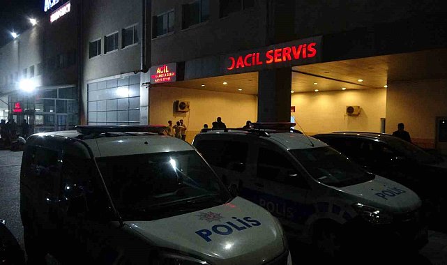 Tartıştıkları mahalle muhtarını iki bacağından vurdular