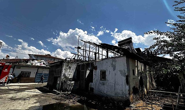 Tek katlı evde çıkan yangın korkuttu