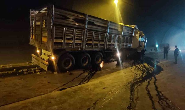 Tırla traktör tünelde çarpıştı