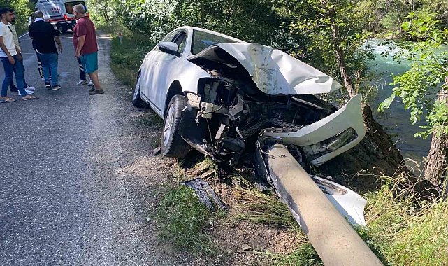 Tunceli'de kontrolden çıkan araç elektrik direğine çarptı: 4 yaralı