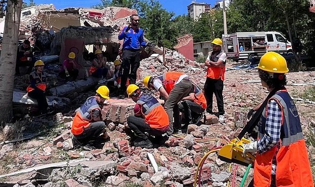 Tunceli'de öğretmenlere depremde arama kurtarma eğitimi ve tatbikatı