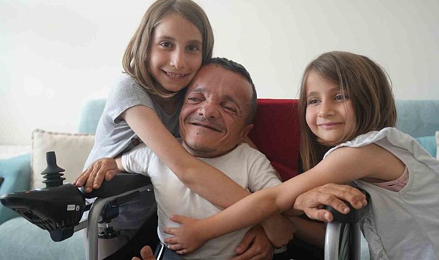 Türkiye&#039;nin en kısa boylu bestecisinin akülü sandalye mutluluğu