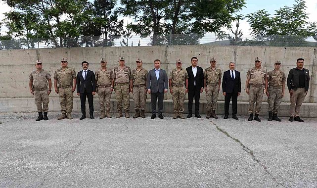 Validen görev başındaki personele bayram ziyareti