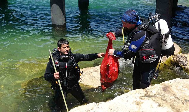 Van Gölü'ne dalış yapan dalgıçlar 10 dakikada çok miktarda çöp çıkardı