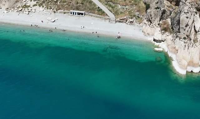 Van Gölü'nün masmavi suları ziyaretçilerini ağırlıyor