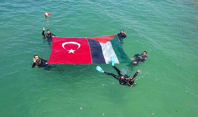 Van Gölü'nün yüzeyinde Türk ve Filistin bayrakları açıldı