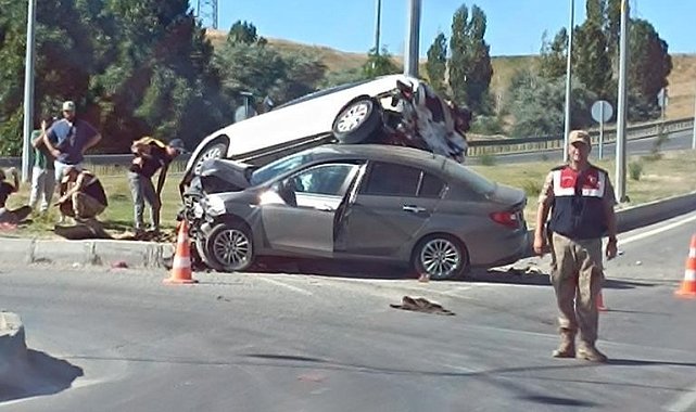 Van'da çarpışan araçlar üst üste çıktı: 1 yaralı