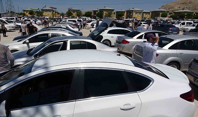 Van'da Kurban Bayramı arefesinde açık oto pazarında yoğunluk
