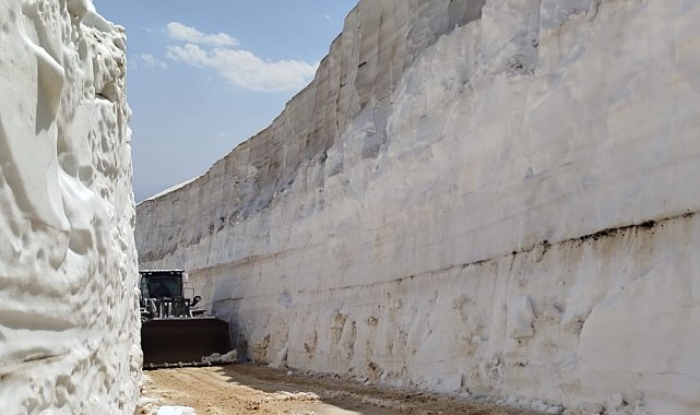 Yaz mevsiminde 8 metrelik kar tünelleri